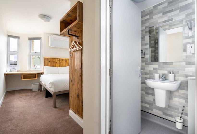 בית מלון כפרי Dc, Stratford