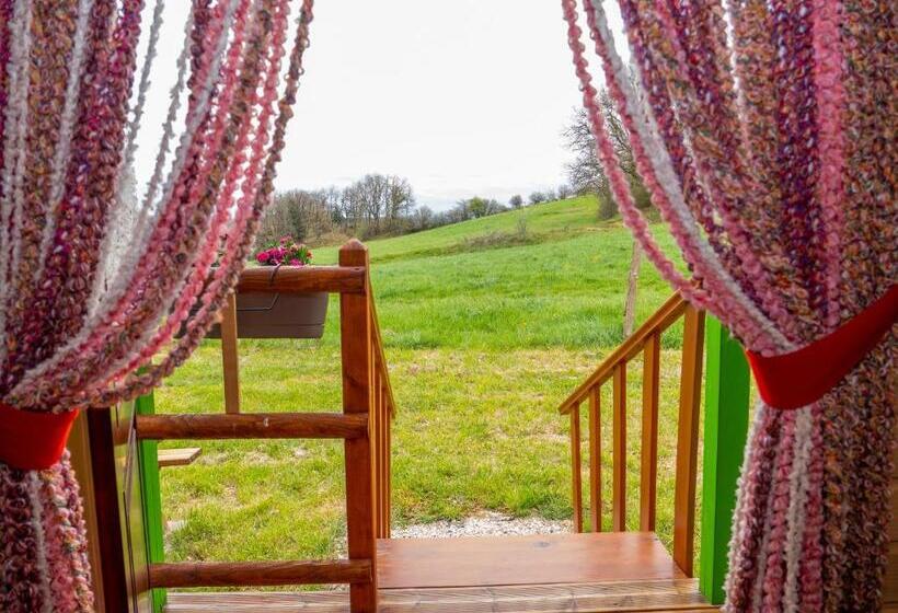 Отель Gites Et Roulottes Au Domaine De La Trille