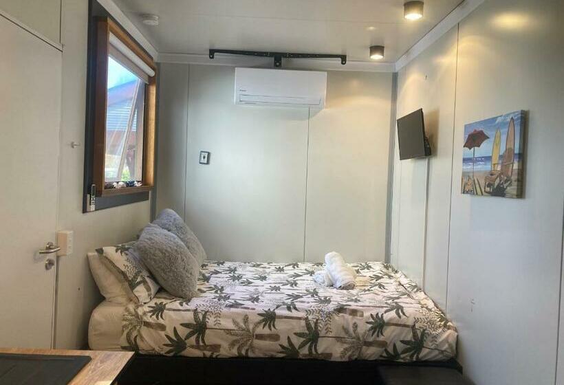 Пансион Beautiful Tiny House With Outdoor Area  Only 5 Minute Walk To The Beach!