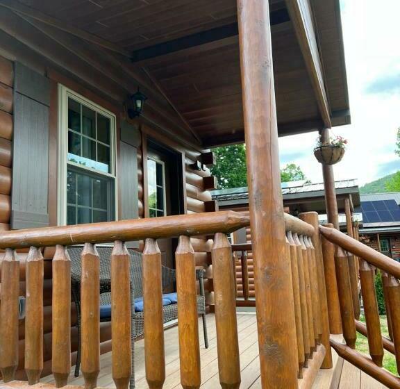 بنسيون Lincoln Log Cabins