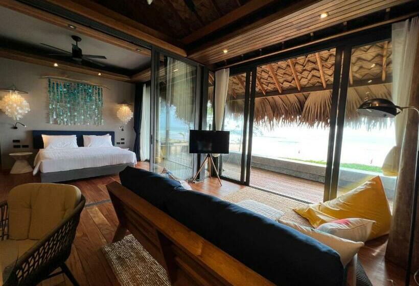 אתר נופש Sealord Naithon Beachfront Villa