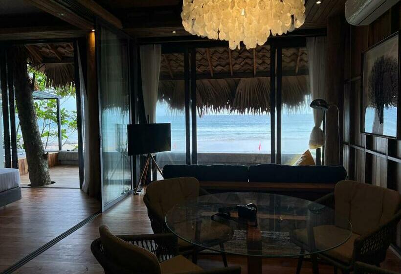 אתר נופש Sealord Naithon Beachfront Villa