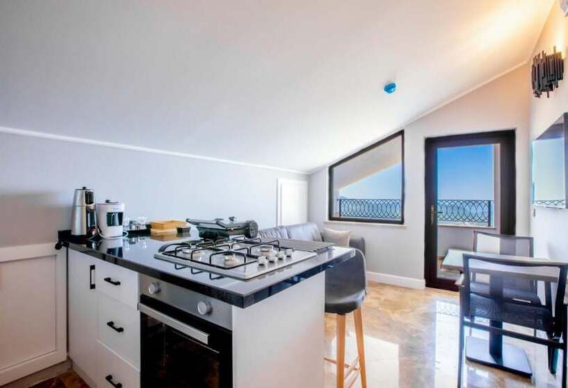 Luxury Flat With Jacuzzi On The Balcony In Kas