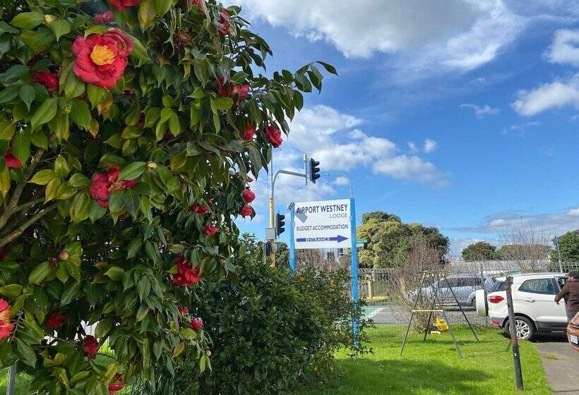 פנסיון Airport Westney Lodge