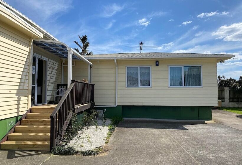 פנסיון Airport Westney Lodge