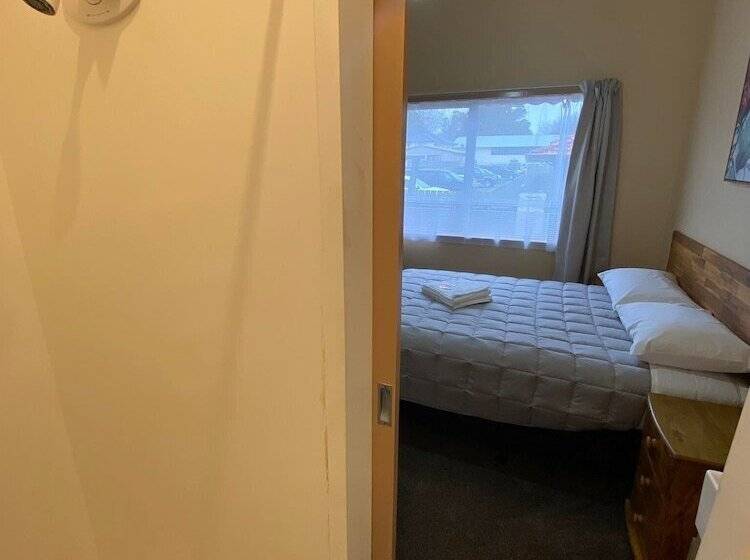 פנסיון Airport Westney Lodge