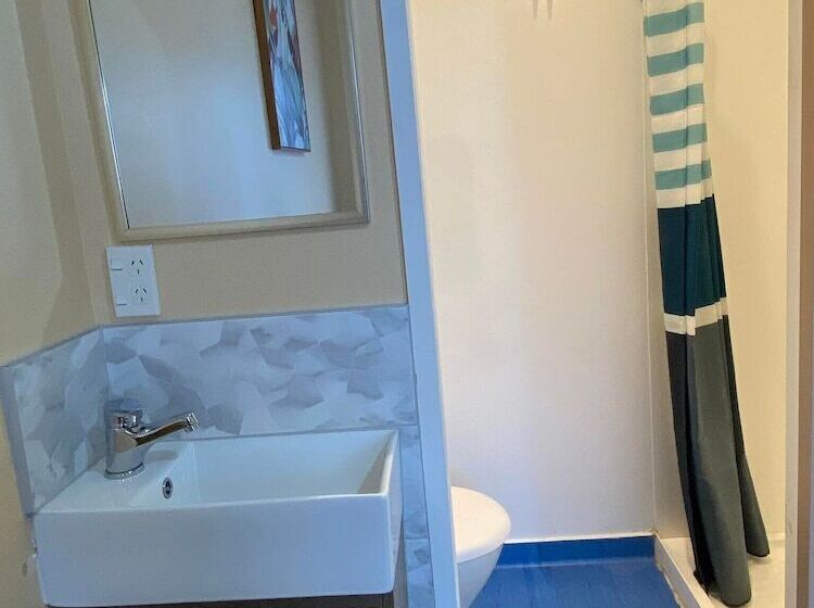 פנסיון Airport Westney Lodge