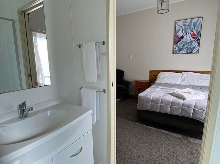 פנסיון Airport Westney Lodge