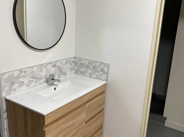 פנסיון Airport Westney Lodge