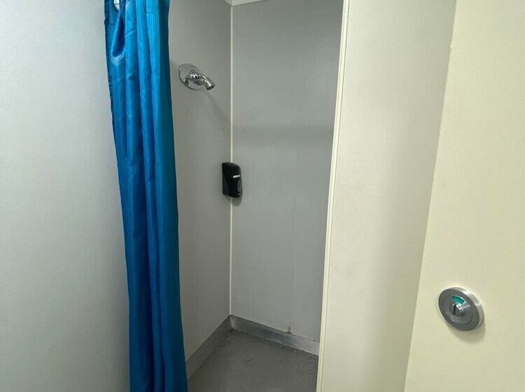 פנסיון Airport Westney Lodge