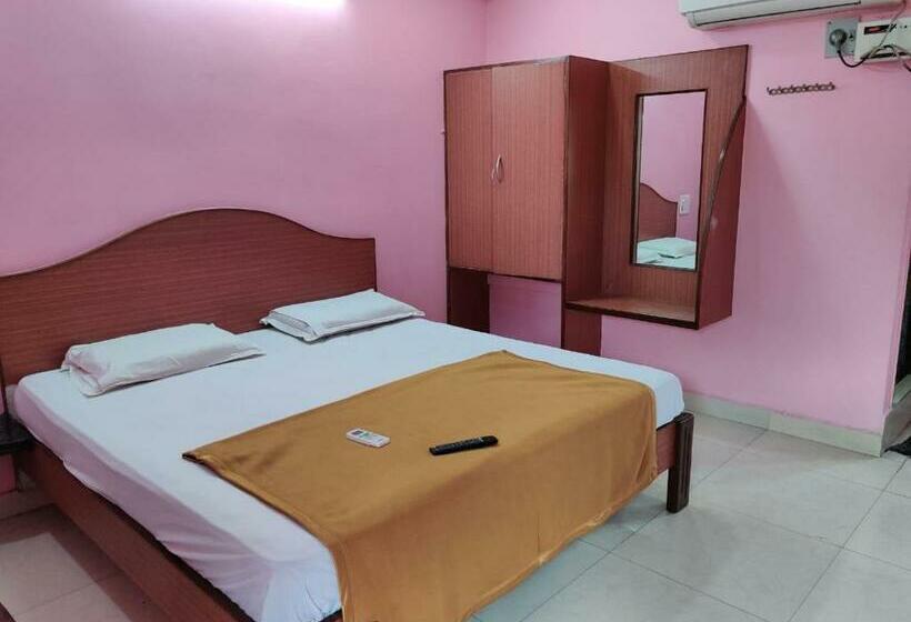 בית מלון כפרי Pickurstay Sujan Navin Lodge