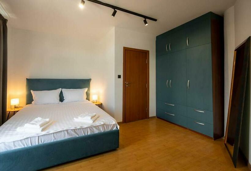 Luxury Art 4 Apartment