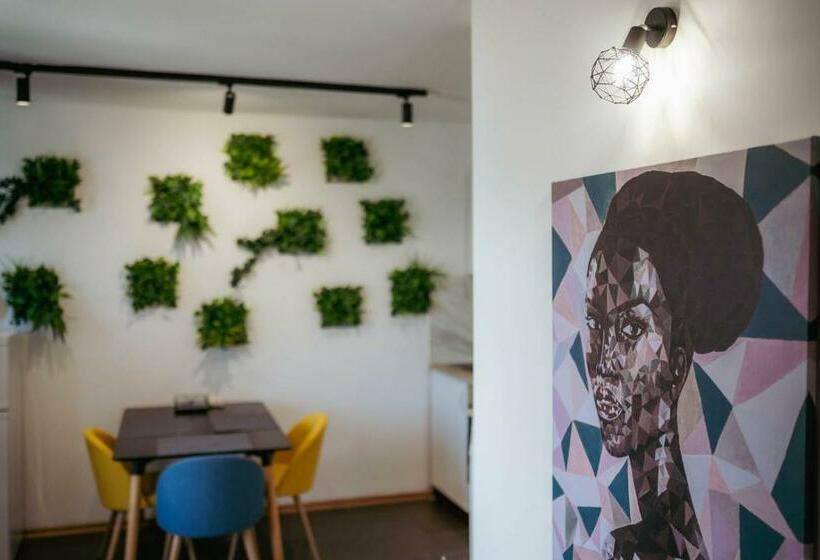 Luxury Art 4 Apartment