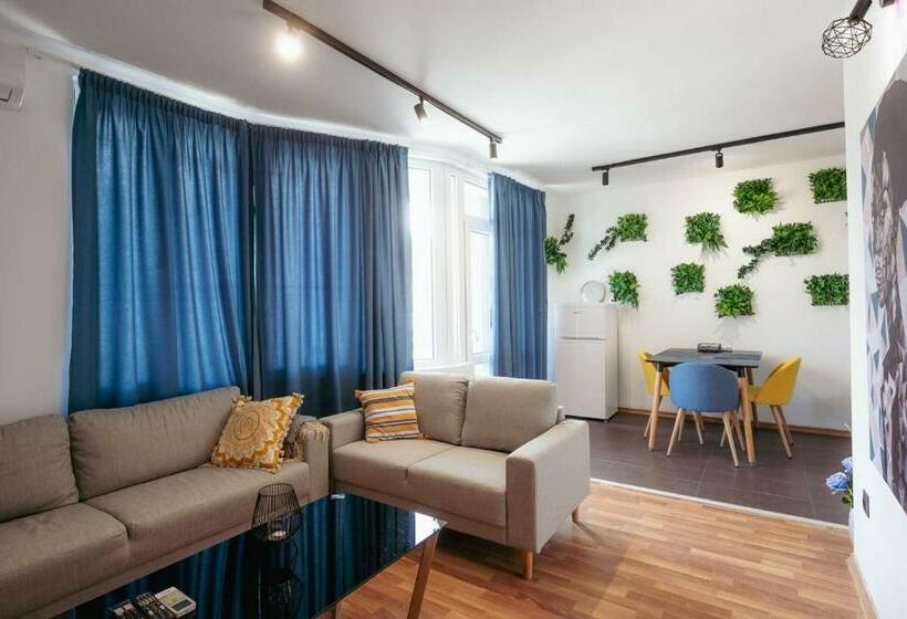 Luxury Art 4 Apartment