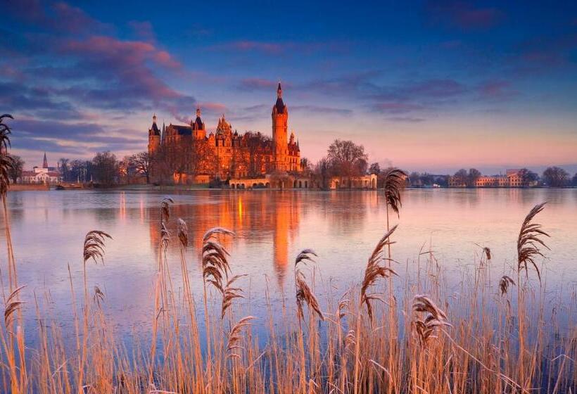 Отель The Avalon