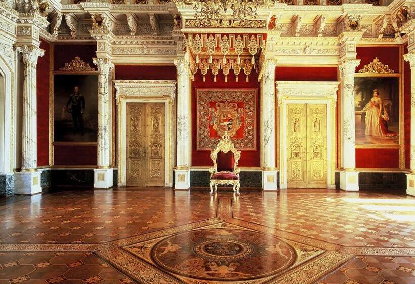 Отель The Avalon