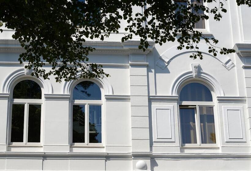 호텔 Yoho   The Young