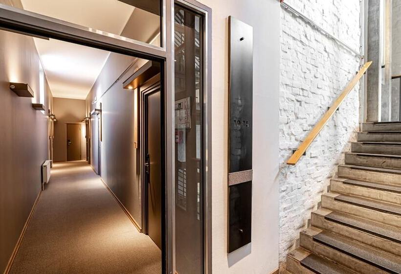 호텔 Yoho   The Young