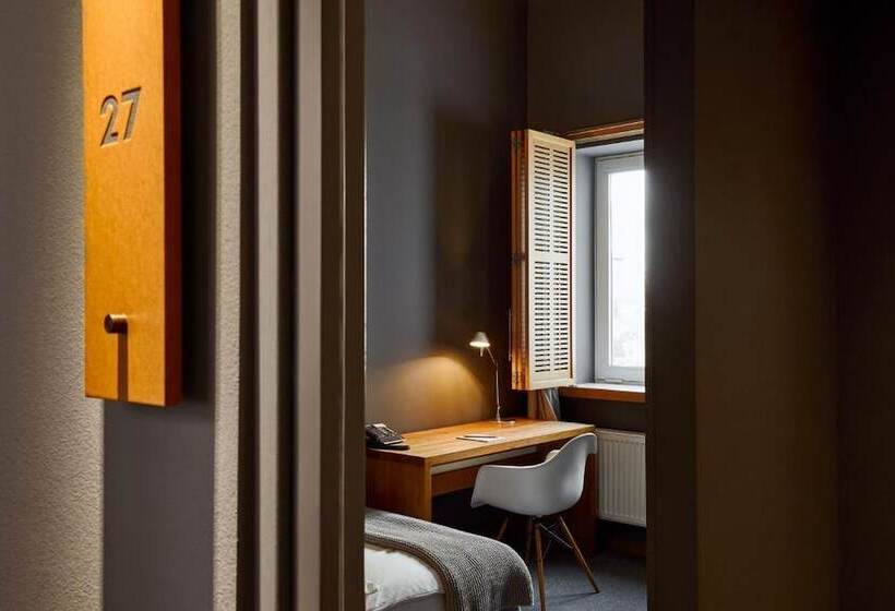 호텔 Yoho   The Young