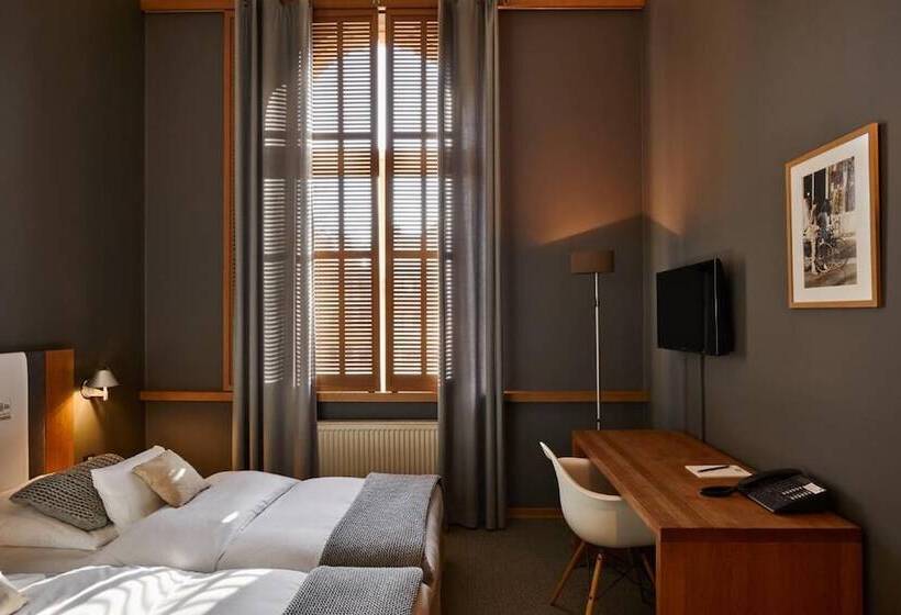 호텔 Yoho   The Young