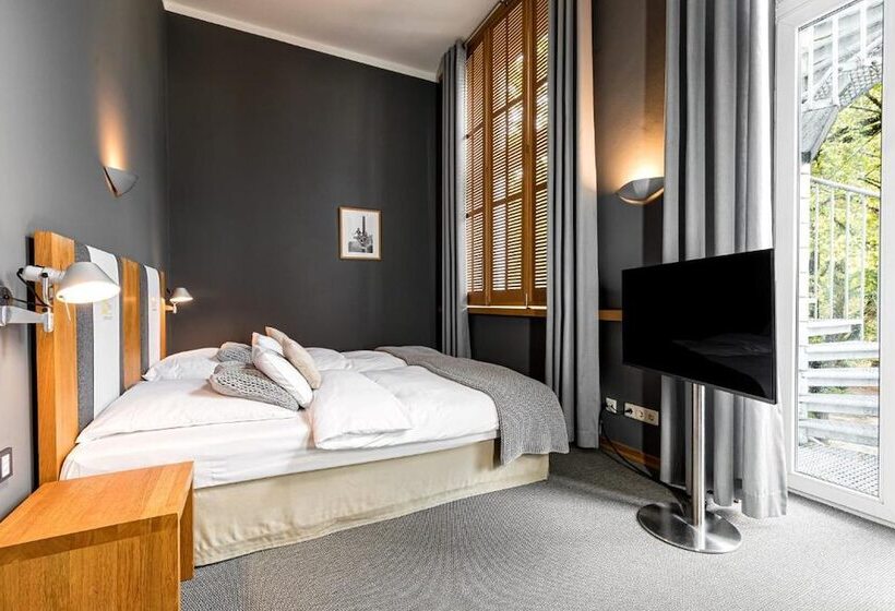 호텔 Yoho   The Young