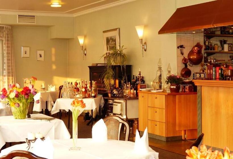 Restaurant Und Hotel Zum Weissen Ross