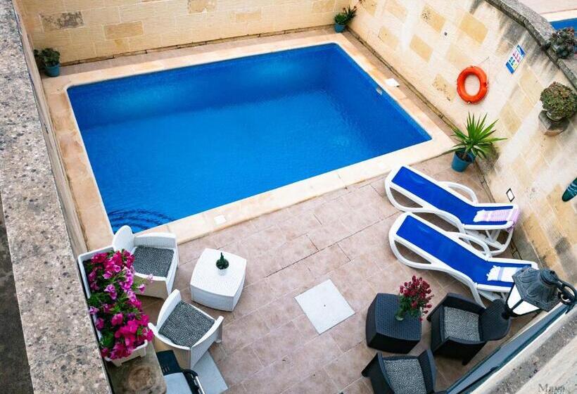 تختخواب و صبحانه Moonshine Villa