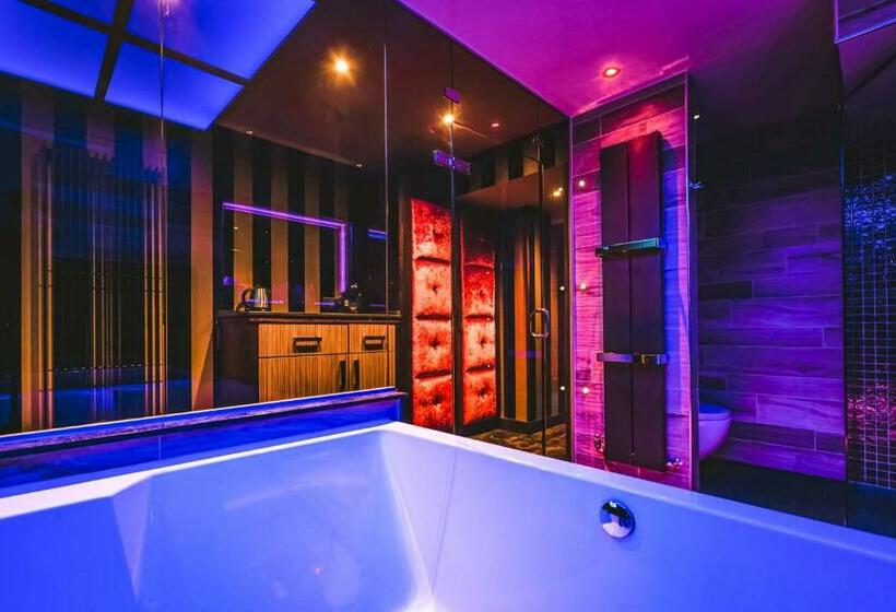 בית מלון כפרי Church Suites By The Cranleigh Boutique