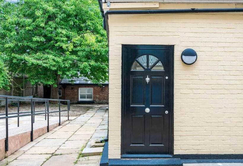 Host & Stay   The Rodney Courtyard