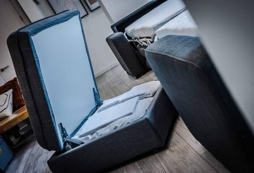 Host & Stay   The Rodney Courtyard