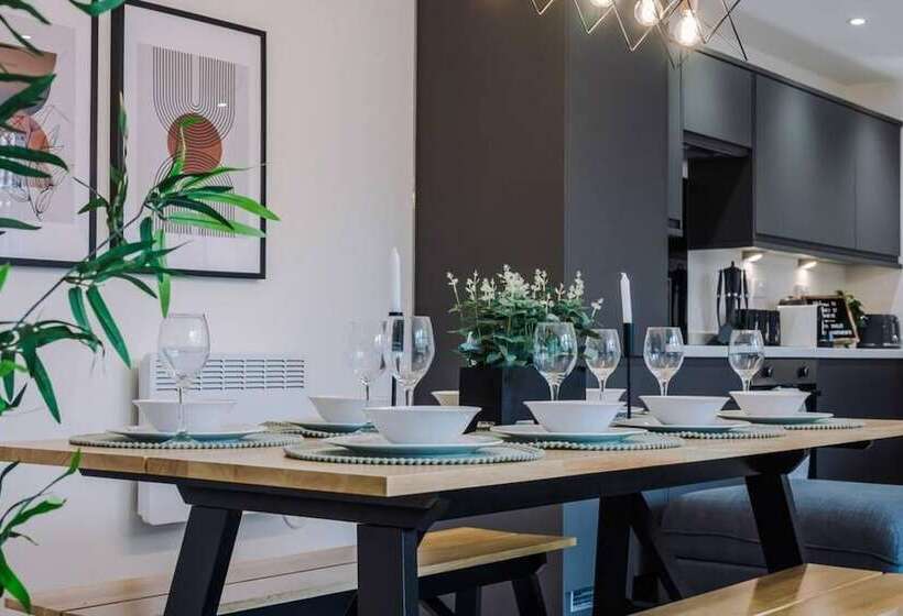 Host & Stay The Rodney Courtyard