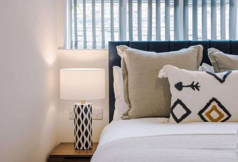 Host & Stay   The Rodney Courtyard