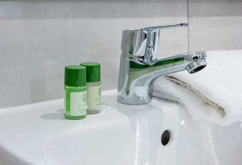 Host & Stay   The Rodney Courtyard