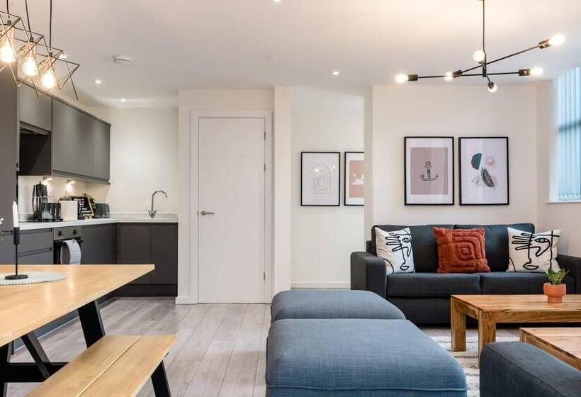 Host & Stay The Rodney Courtyard