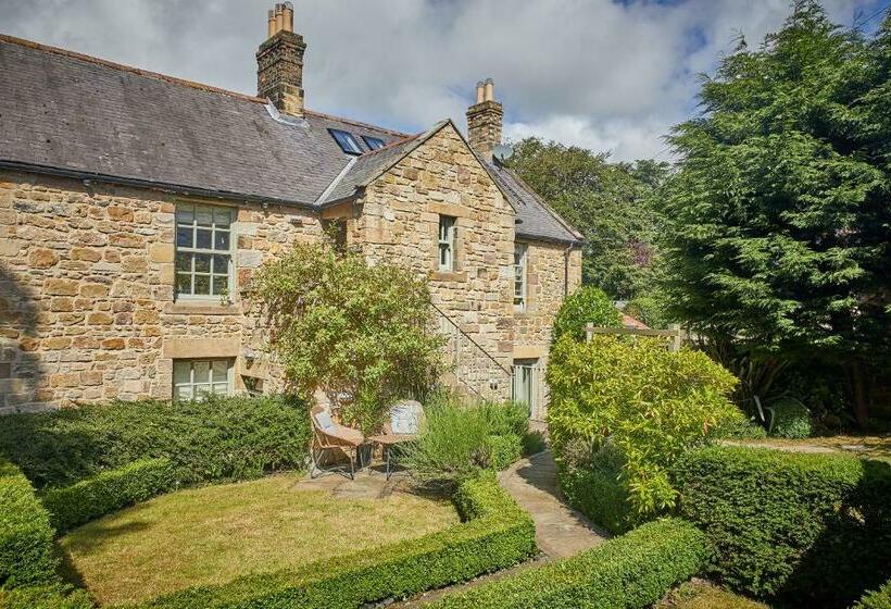Pope Lodge: Stunning Stone Coach House Conversion
