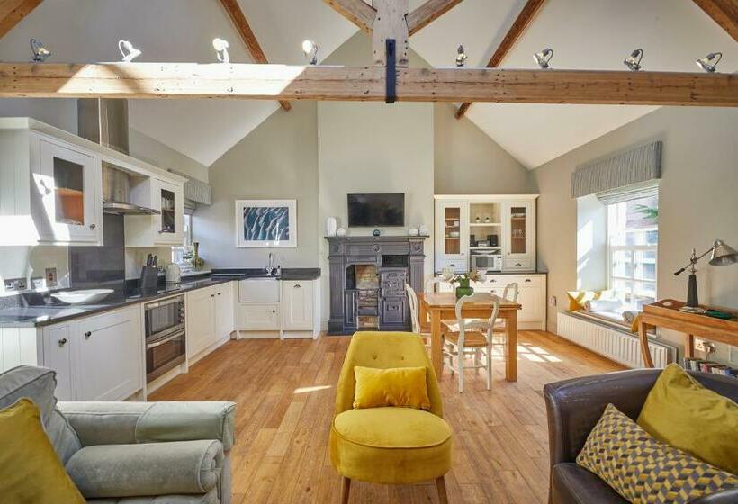 Pope Lodge: Stunning Stone Coach House Conversion