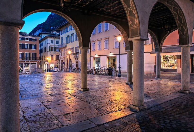 Residenza Rocca Del Lago 4 Happy Rentals