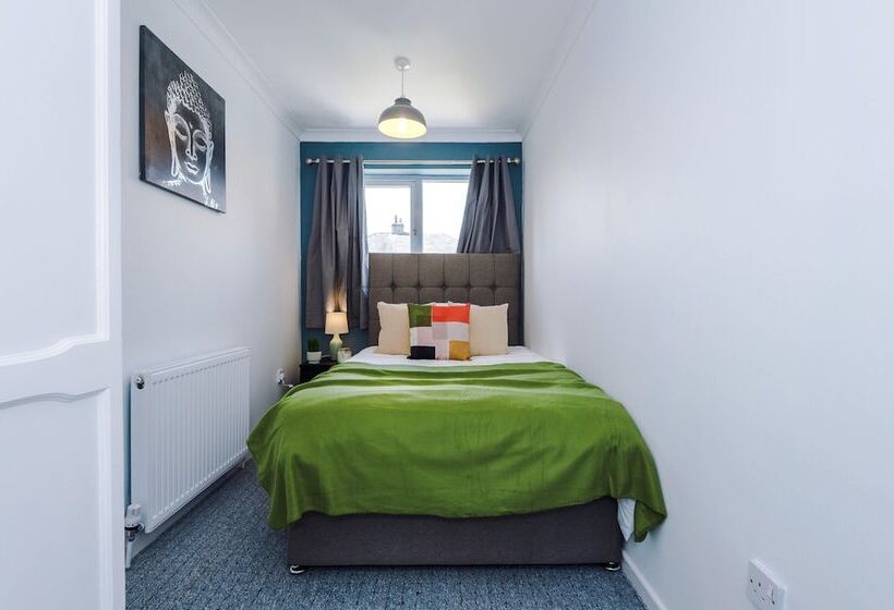 Family Friendly 3 Bed Home Free Parking On Site