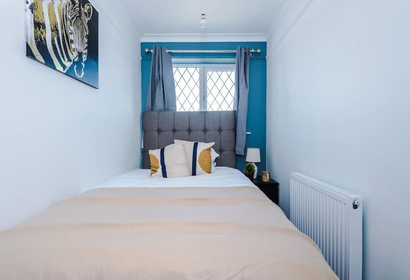 Family Friendly 3 Bed Home Free Parking On Site