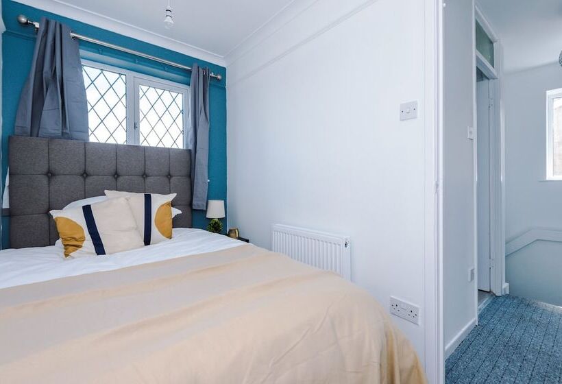 Family Friendly 3 Bed Home Free Parking On Site