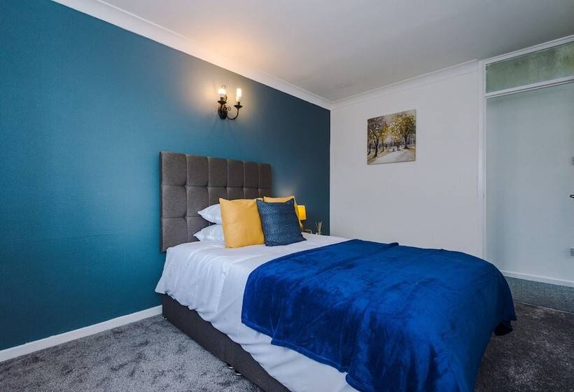 Family Friendly 3 Bed Home Free Parking On Site