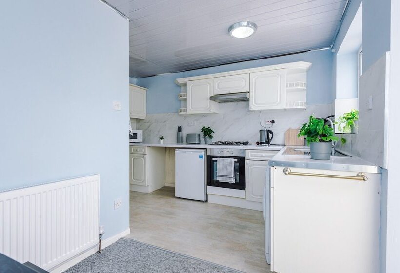 Family Friendly 3 Bed Home Free Parking On Site