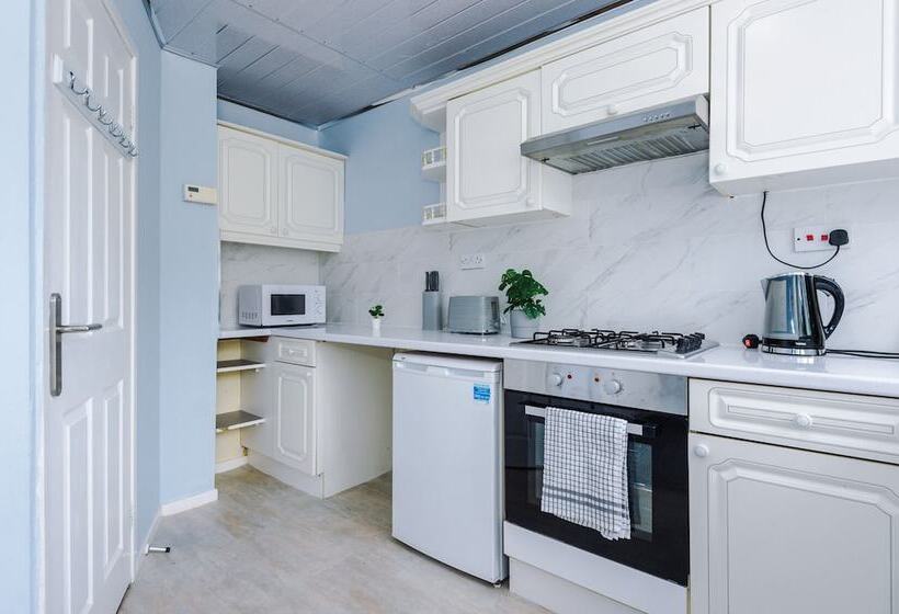 Family Friendly 3 Bed Home Free Parking On Site