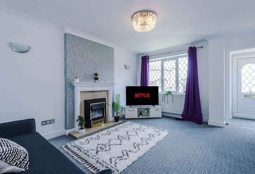 Family Friendly 3 Bed Home Free Parking On Site