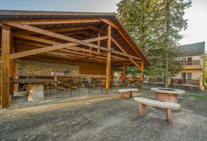 펜션 Lipicai Ifjúsági Szálló