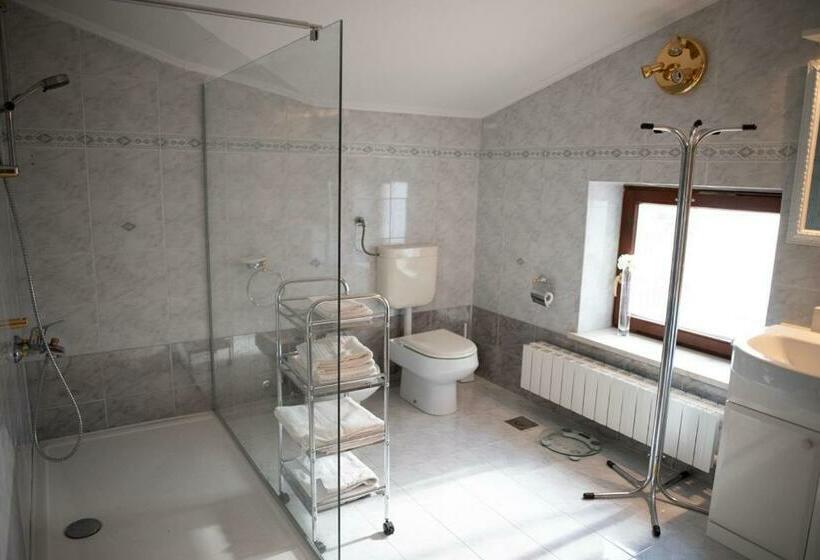 تختخواب و صبحانه Castle House Rooms, Swimming Pool & Sauna & Tennis Court & Wine Cellar