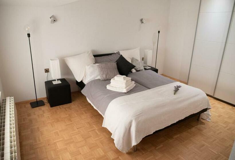 تختخواب و صبحانه Castle House Rooms, Swimming Pool & Sauna & Tennis Court & Wine Cellar