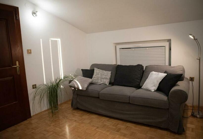 تختخواب و صبحانه Castle House Rooms, Swimming Pool & Sauna & Tennis Court & Wine Cellar