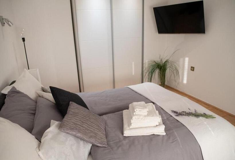 تختخواب و صبحانه Castle House Rooms, Swimming Pool & Sauna & Tennis Court & Wine Cellar