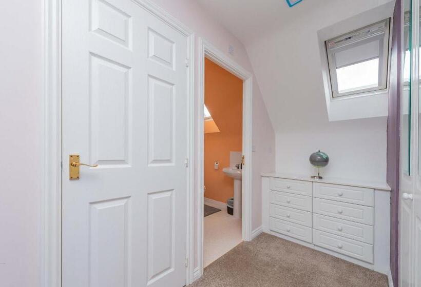 Central Townhouse Tipton   Sleeps 8   Ideal For Contractors & Families